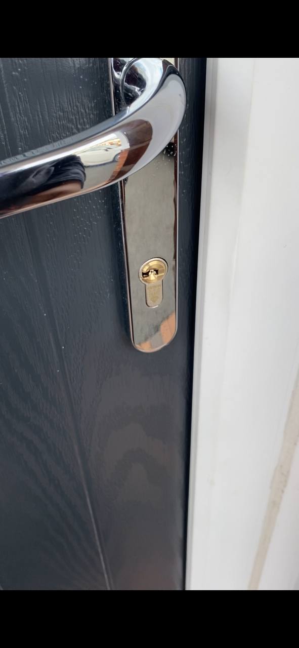 Chrome door handle with euro cylinder